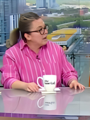 TV-Show The Social 2025 Jess Allen Pink Oversized Striped Shirt